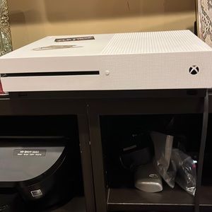 Xbox 1 white includes controller